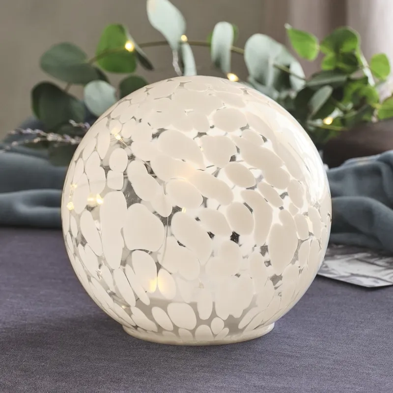 15 cm große LED-Glaskugel mit Timer aus Konfetti-Glas beleuchtet