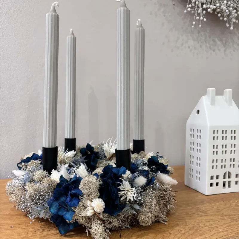 Adventskranz Nordlicht in Grau-Blau mit konservierten Zweigen, Frontansicht